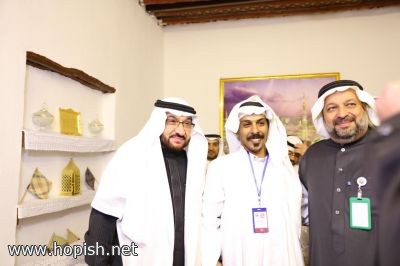 صوره تذكاريه لقائد فريق فن المزهوم مع مستشار امير منطقة المدينة ومدير جامعة طيبه