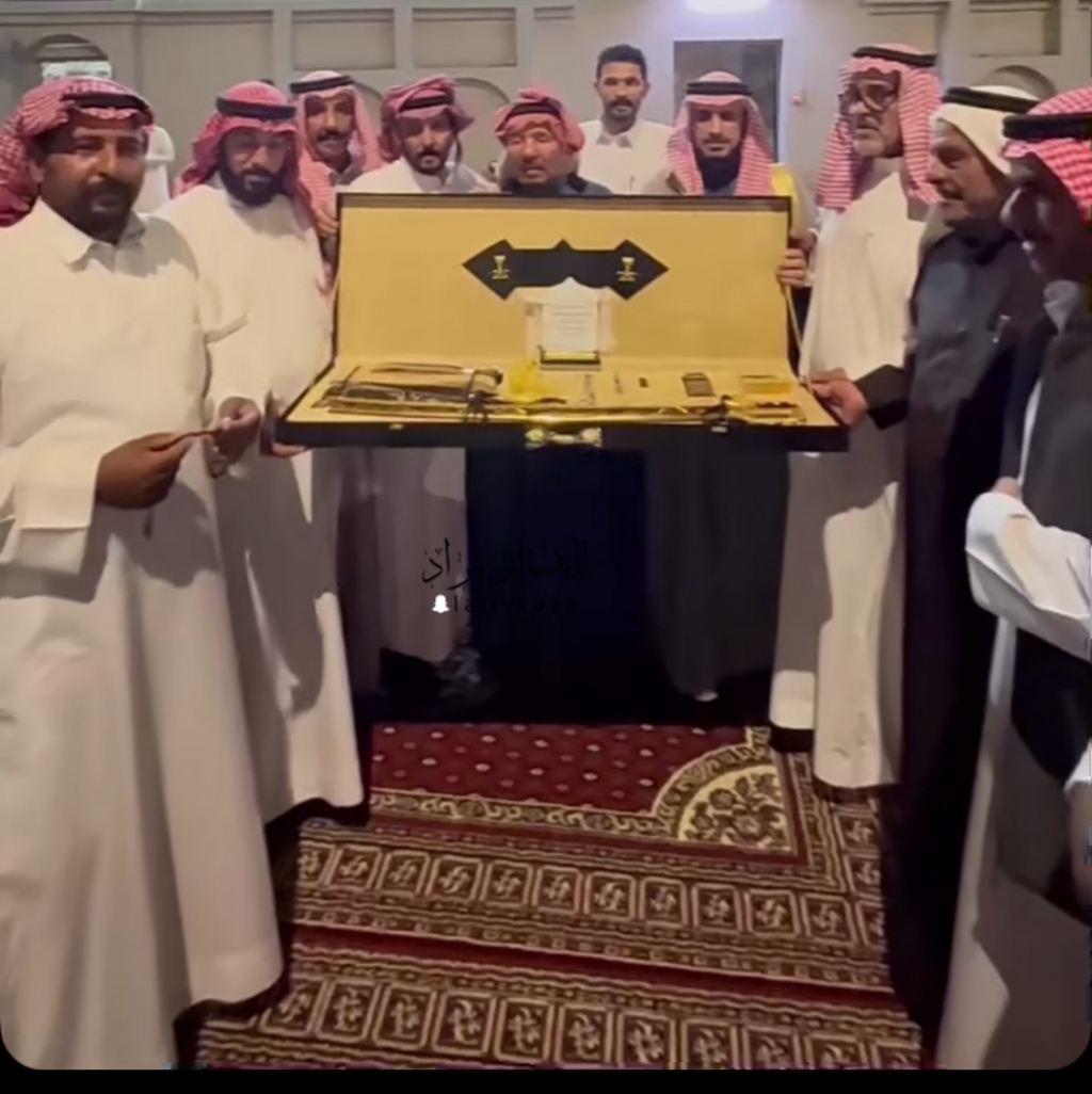 اعلن معنا