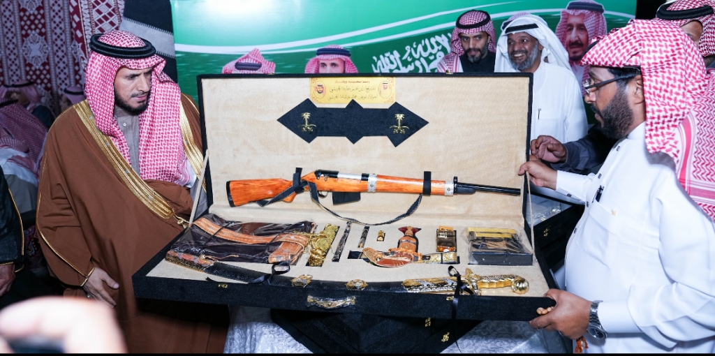 اعلن معنا
