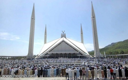 جموع المصلين في صلاة الجمعة  في باكستان خلف إمام الحرم المكي